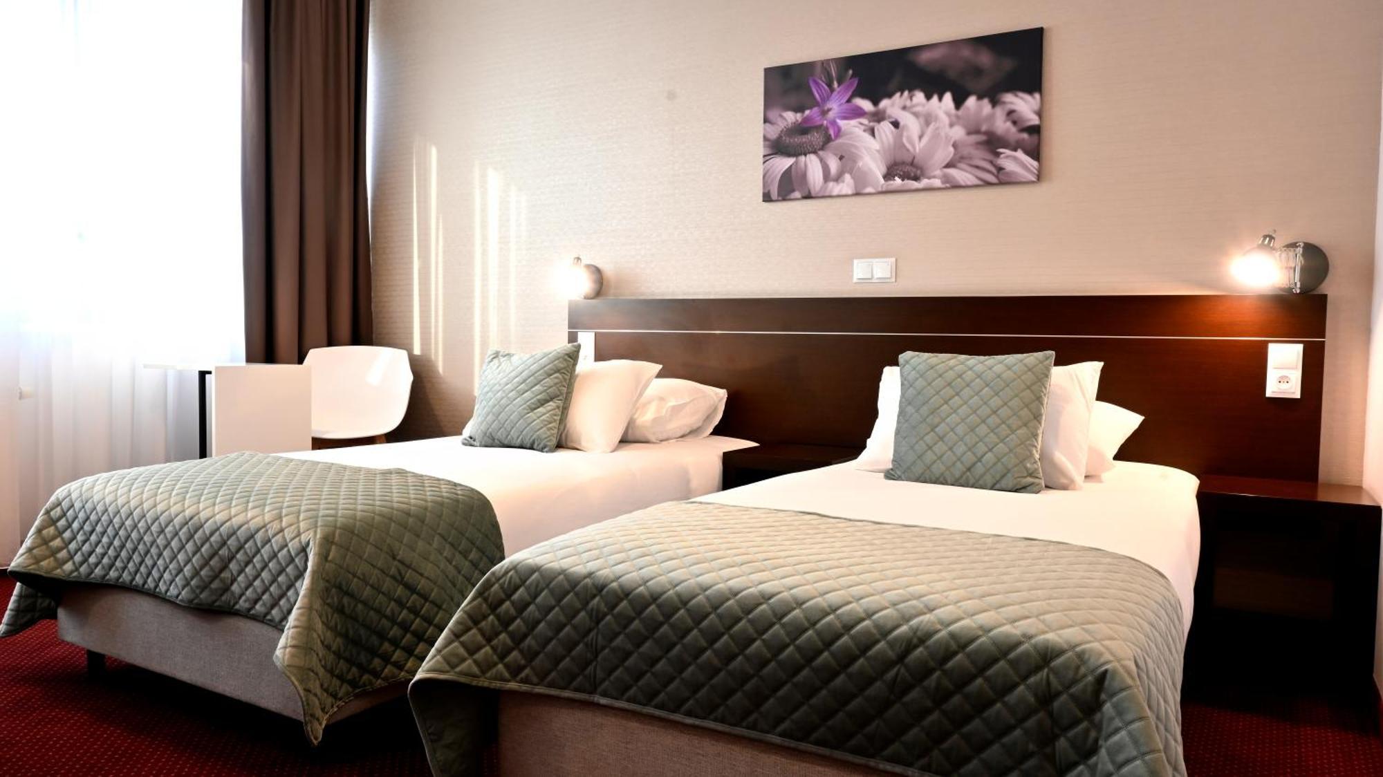 เมอร์เคียว เพียทร์โคว์ ตรือบูนาลสกี้ เวสติล โฮเต็ล Hotel พิยอตตูร์กุฟ เทรบูนัลสกี ภายนอก รูปภาพ