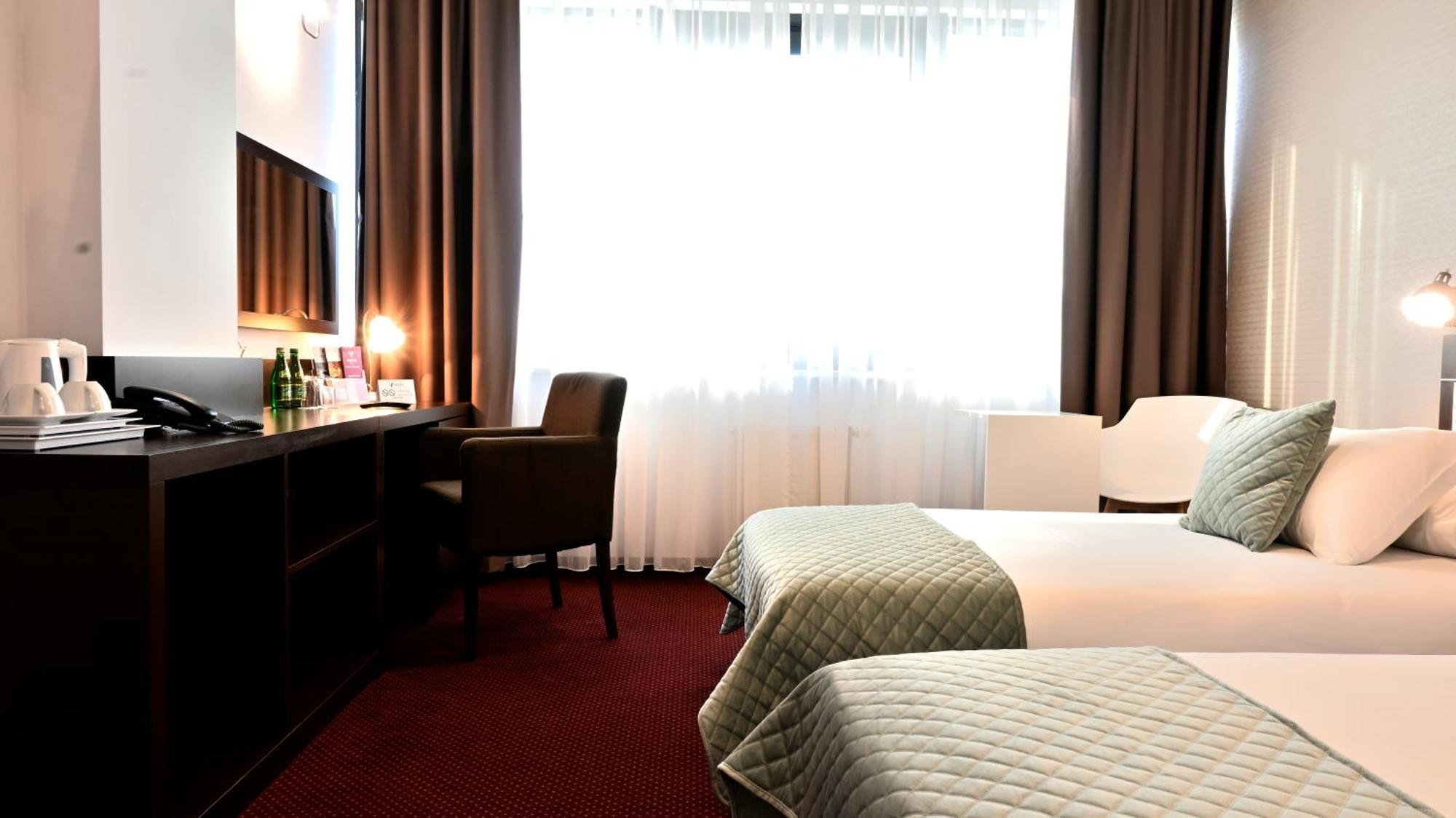 เมอร์เคียว เพียทร์โคว์ ตรือบูนาลสกี้ เวสติล โฮเต็ล Hotel พิยอตตูร์กุฟ เทรบูนัลสกี ภายนอก รูปภาพ