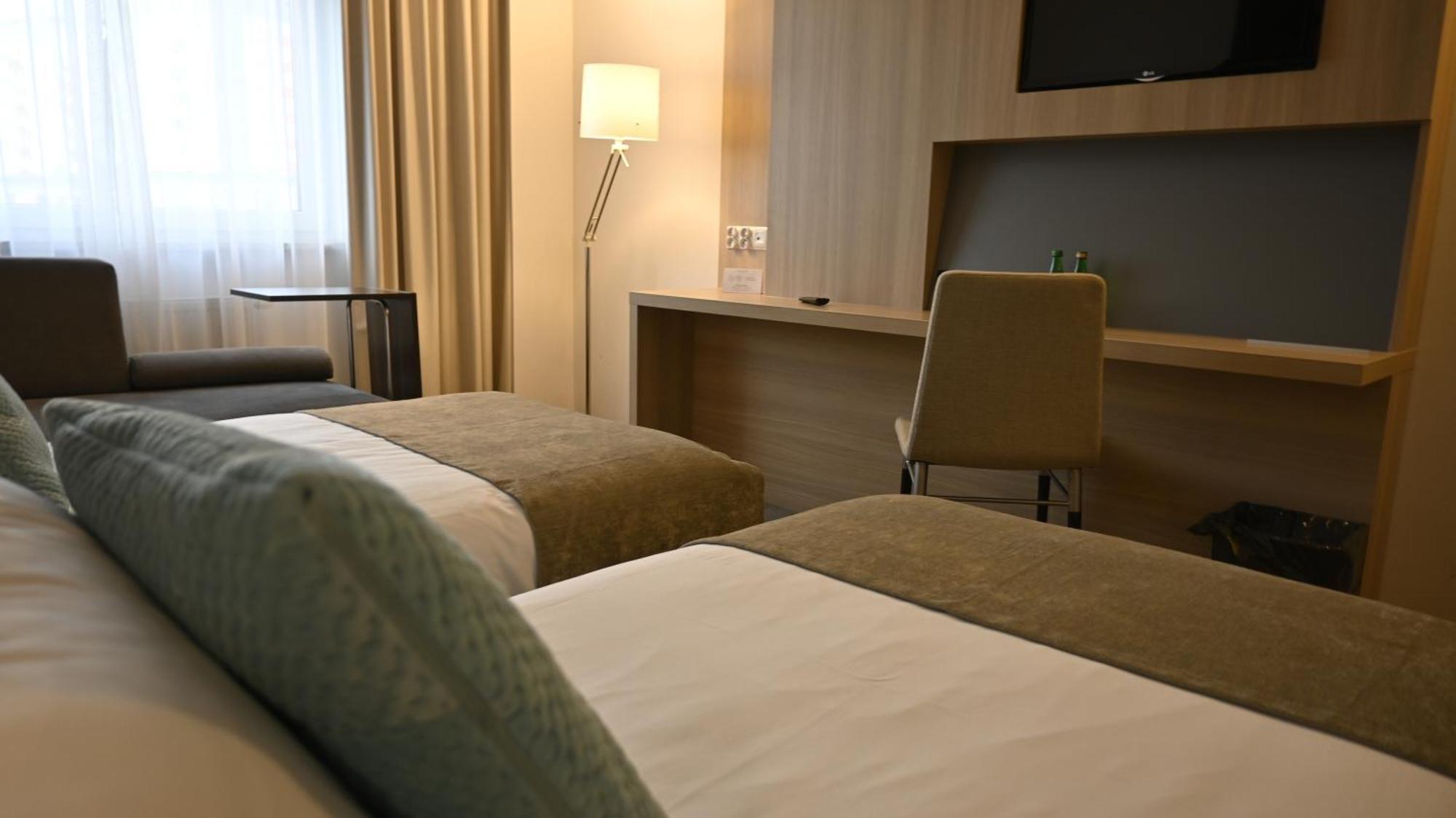 เมอร์เคียว เพียทร์โคว์ ตรือบูนาลสกี้ เวสติล โฮเต็ล Hotel พิยอตตูร์กุฟ เทรบูนัลสกี ภายนอก รูปภาพ
