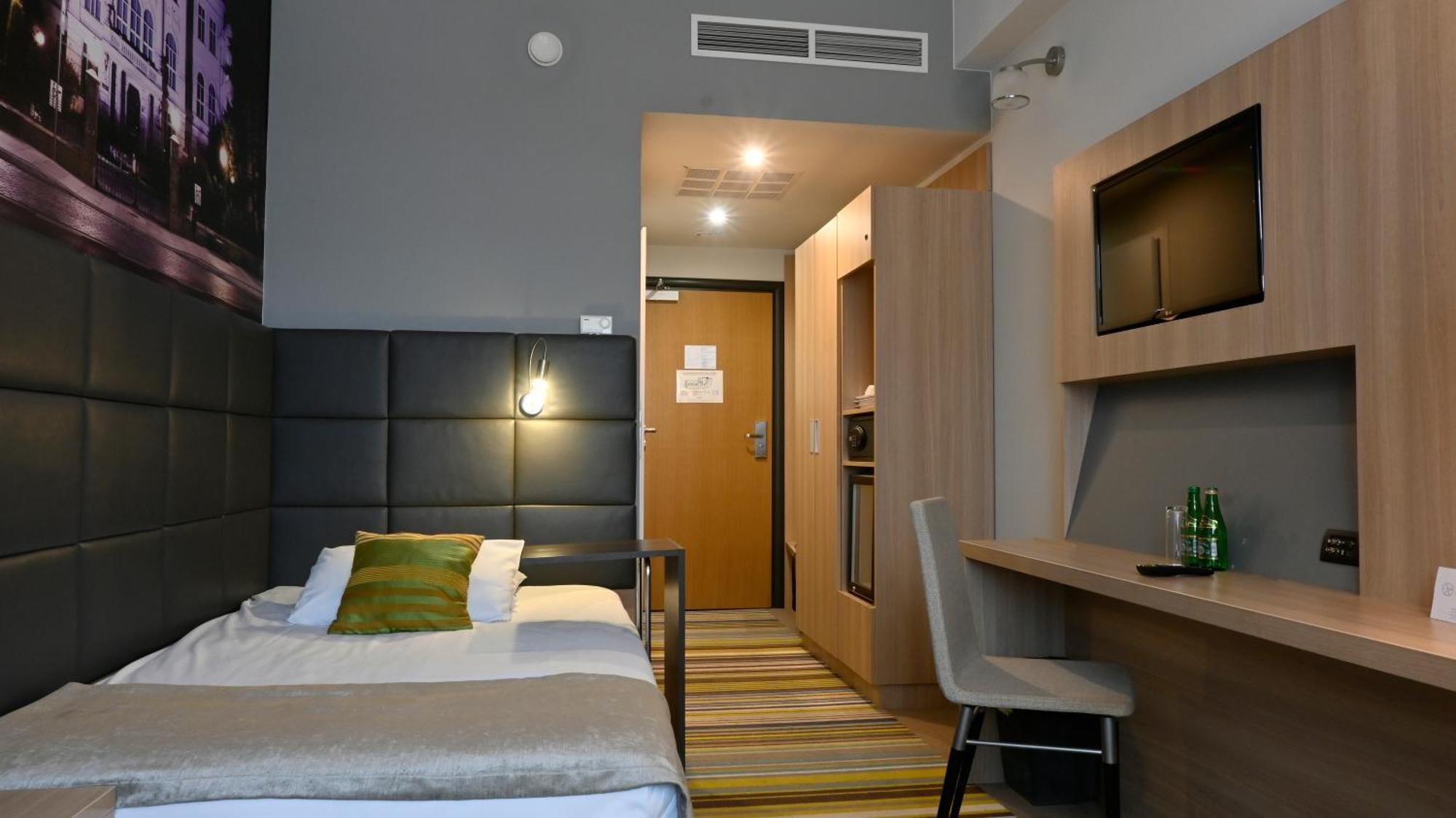 เมอร์เคียว เพียทร์โคว์ ตรือบูนาลสกี้ เวสติล โฮเต็ล Hotel พิยอตตูร์กุฟ เทรบูนัลสกี ภายนอก รูปภาพ