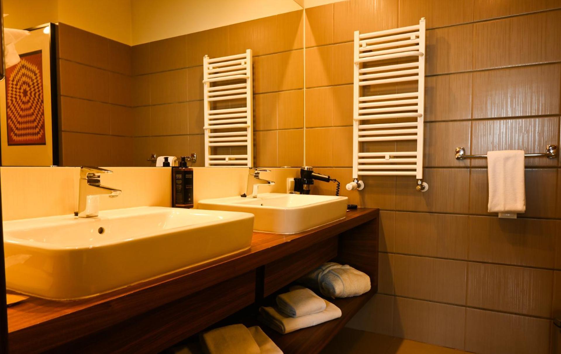 เมอร์เคียว เพียทร์โคว์ ตรือบูนาลสกี้ เวสติล โฮเต็ล Hotel พิยอตตูร์กุฟ เทรบูนัลสกี ภายนอก รูปภาพ